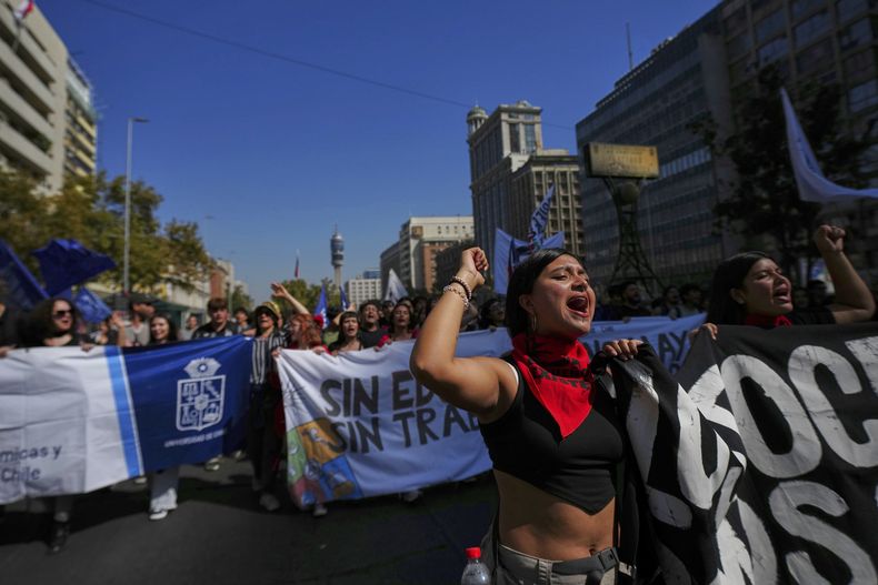 Estudiantes e integrantes de la Central Unitaria de Trabajadores marchan y hacen huelga por un aumento del salario mínimo y más inversión en educación y salud en Santiago, Chile, el jueves 3 de abril de 2025. (AP Foto/Esteban Félix)