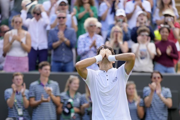 Un calmado Kyrgios gana y vuelve a cuartos en Wimbledon