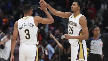 CJ McCollum, de los Pelicans de Nueva Orleáns, festeja con el base Trey Murphy III tras la victoria sobre los Mavericks de Dallas, el miércoles 15 de enero de 2025 (AP Foto/Gerald Herbert)