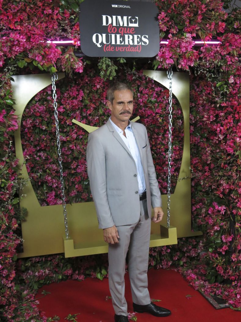El actor Tony Dalton posa en la alfombra roja de la película Dime lo que quieres (de verdad) en la Ciudad de México el lunes 24 de julio de 2023. (Foto AP/Berenice Bautista)
