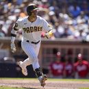 Brett Sullivan, de los Padres de San Diego, corre tras conectar un elevado en el juego del miércoles 3 de mayo de 2023, ante los Rojos de Cincinnati (AP Foto/Gregory Bull)