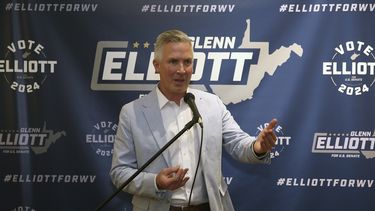 ARCHIVO - El candidato demócrata al Senado por Virginia Occidental, Glenn Elliott, pronuncia un discurso de victoria durante los resultados de las elecciones primarias, el 14 de mayo de 2024, en Wheeling, Virginia Occidental. (AP Foto/Kathleen Batten, Archivo)