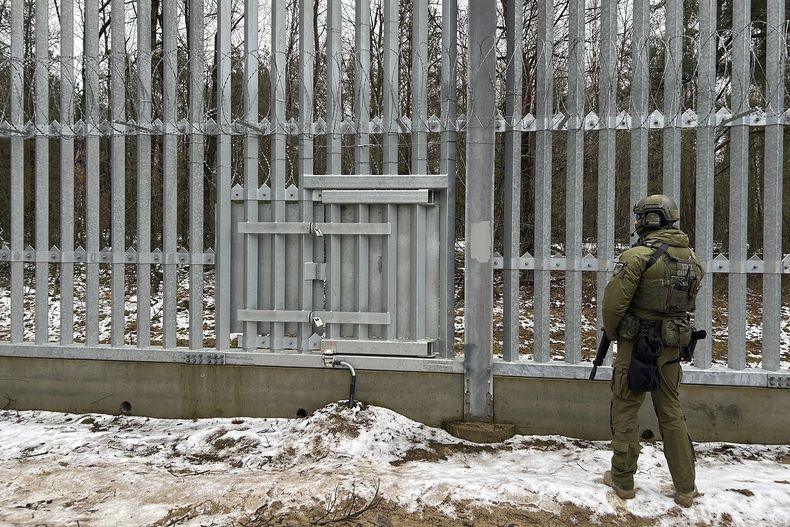 Un guardia polaco en el cruce Połowce-Pieszczatka cerca de la frontera con Bielorrusia, el 16 de enero del 2025. (AP foto/Lorne Cooke)