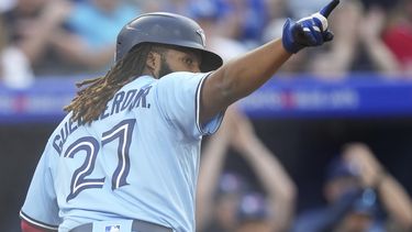 El dominicano Vladimir Guerrero, de los Azulejos de Toronto, festeja luego de anotar ante los Cerveceros de Milwaukee, el martes 30 de mayo de 2023 ((Nathan Denette/The Canadian Press via AP)
