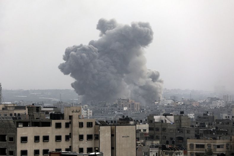 Una nube de humo se eleva tras un bombardeo israelí el domingo 29 de octubre de 2023, en la ciudad de Gaza. (AP Foto/Abed Khaled)