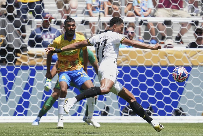Jobe Bellingham del Dortmund anota durante el partido de fútbol del Grupo F del Mundial de Clubes entre el Mamelodi Sundowns y el Dortmund en Cincinnati, el sábado 21 de junio de 2025. (AP Foto/Jeff Dean)