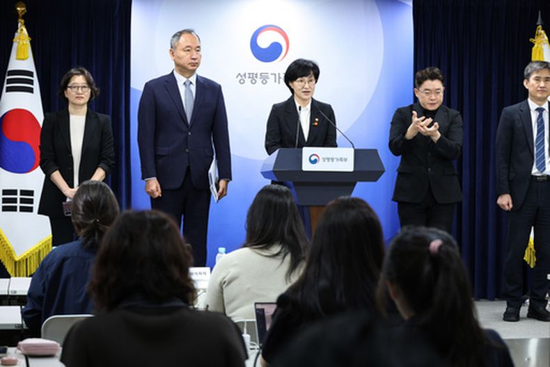 La ministra surcoreana de Familia e Igualdad de Género Won Min-kyong, centro, en conferencia de prensa en Seúl el 16 de septiembre del 2026. (Ahn Jeong-won/Yonhap via AP)
