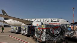 ARCHIVO - Trabajadores cargan suministros médicos en un avión de Air India hacia India, en el Aeropuerto Ben Gurion, cerca de Tel Aviv, Israel, el 4 de mayo de 2021. (Menahem Kahana/Pool Foto vía AP, archivo)