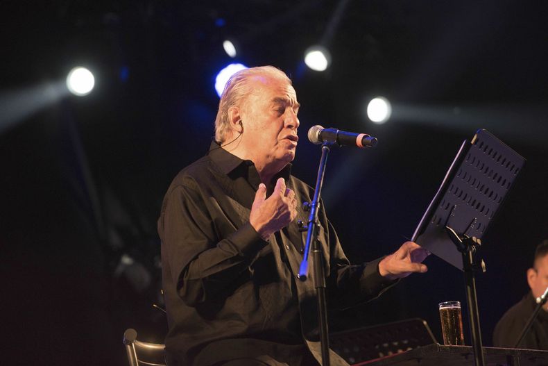 ARCHIVO - El cantante Oscar Chávez se presenta durante el festival de música Vive Latino en la Ciudad de México, el 16 de marzo de 2019. (Foto AP/Christian Palma, archivo)
