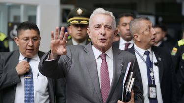 ARCHIVO - El expresidente Álvaro Uribe sale de la corte después de una audiencia en su juicio por cargos de manipulación de testigos y fraude procesal en Bogotá, Colombia, el 10 de febrero de 2025. (AP Foto/Fernando Vergara, Archivo)