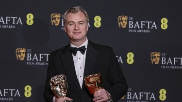 El director Christopher Nolan, ganador del premio a la mejor película y dirección por Oppenheimer posa en la 77a entrega de los Premios de la Academia Británica de Cine (BAFTA) en Londres el domingo 18 de febrero de 2024. (Foto Vianney Le Caer/Invision/AP)