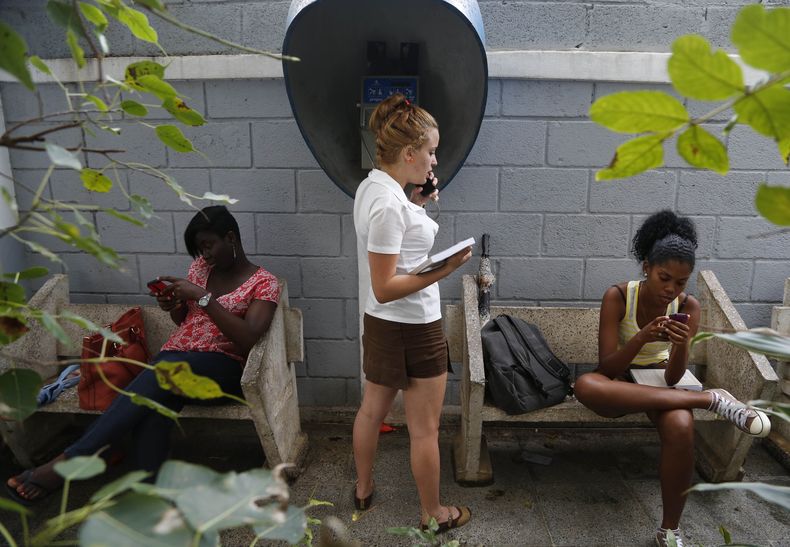 Los cubanos se las ingenian para conectarse a Internet por medio de amigos, conexiones de funcionarios públicos, Wi-fi gratuitas de hoteles, o como la que estrenó el artista oficialista Kcho.