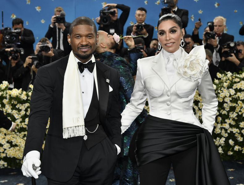 Usher, a la izquierda, y Jennifer Goicoechea asisten a la gala benéfica del Instituto del Vestido del Museo Metropolitano de Arte que celebra la inauguración de la exposición Superfine: Tailoring Black Style el lunes 5 de mayo de 2025, en Nueva York. (Foto Evan Agostini/Invision/AP)