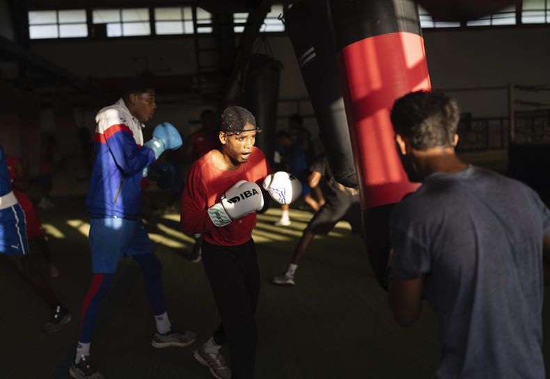 Peleadores de la Escuela Cubana de Boxeo durante un entrenamiento, el viernes 22 de marzo de 2024, en Wajay, Cuba. (AP Foto/Ramón Espinosa)
