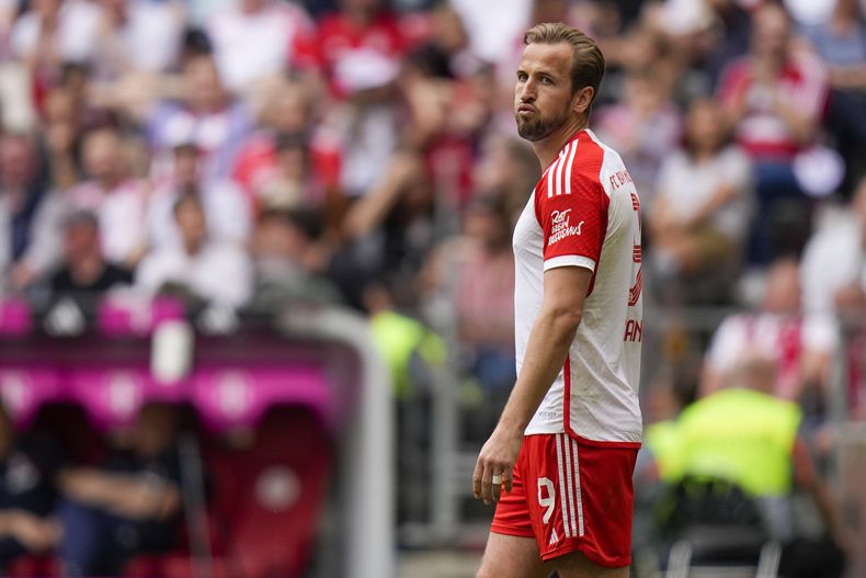 Harry Kane del Bayern Munich reacciona durante el encuentro ante el Colonia en el Allianz Arena en Munich en duelo de la Bundesliga el sábado 13 de abril del 2024. (AP Foto/Matthias Schrader)