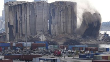Derrumbe en puerto de Beirut, en aniversario de explosión