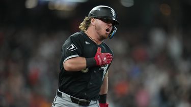 Chase Meidroth, de los Medias Blancas de Chicago, festeja mientras recorre las bases tras batear un jonrón de tres carreras en el segundo juego de la serie de comodines de la Liga Americana ante los Astros de Houston, el miércoles 30 de septiembre de 2026 (AP Foto/Karen Warren)