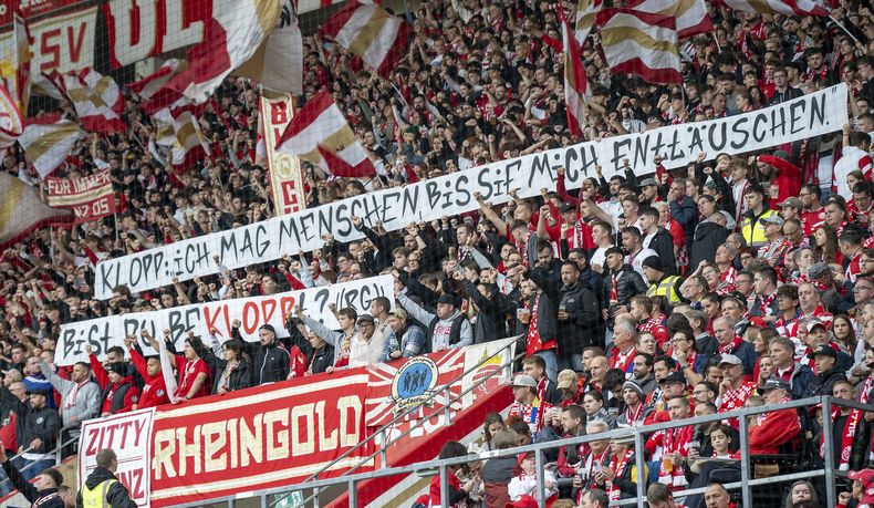 Aficionados del Mainz sostienen pancartas criticando al exjugador del equipo Jürgen Klopp en el encuentro de la Bundesliga ante el Leipzig el sábado 19 de octubre del 2024. (Torsten Silz/dpa via AP)