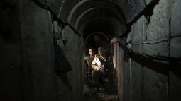 ARCHIVO - Soldados israelíes recorren un túnel descubierto cerca de la frontera Israel-Gaza, 13 de octubre de 2023. Un extenso laberinto de túneles construidos por el grupo extremista Hamas se extiende a lo largo de la densamente poblada franja y oculta a los combatientes, su arsenal de cohetes y a más de 200 rehenes que ahora retiene tras el ataque sin precedentes del 7 de octubre contra Israel.(AP Foto/Tsafrir Abayov, File)