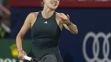 Elina Svitolina reacciona durante su duelo de cuartos de final contra Naomi Osaka en el Abierto de Canadá, el martes 5 de agosto de 2025, en Montreal. (Christinne Muschi/The Canadian Press vía AP)
