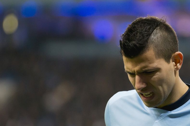 El jugador de Manchester City, Sergio Ag&uuml;ero, sale de la cancha tras lesionarse en un partido contra Everton por la liga Premier el s&aacute;bado, 6 de diciembre de 2014, en Manchester, Inglaterra.  (AP Photo/Jon Super)