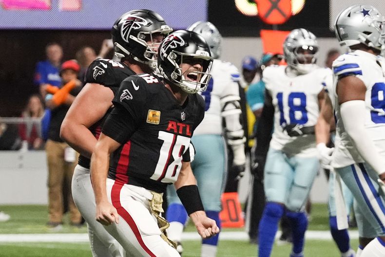 El quarterback de los Falcons de Atlanta, Kirk Cousins (18) celebra luego de una anotación durante la segunda mitad del juego de NFL ante los Cowboys de Dallas, el domingo 3 de noviembre de 2023, en Atlanta. (AP Foto/ John Bazemore)