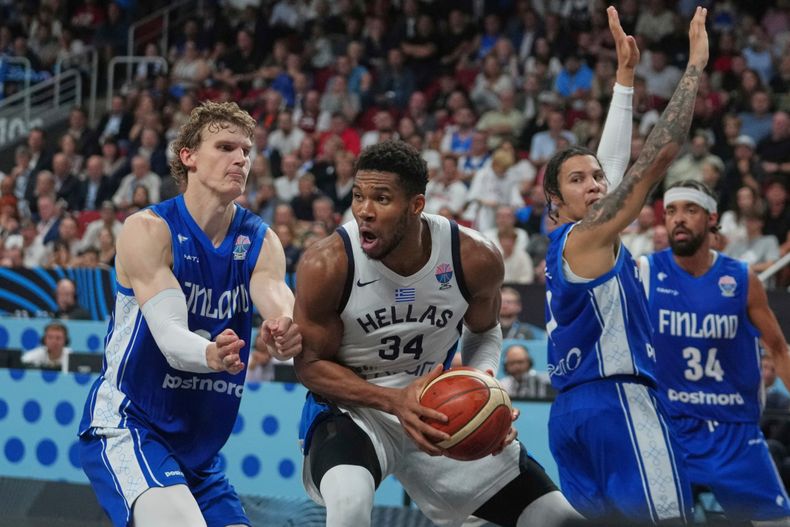 El finlandés Lauri Markkanen, a la izquierda, y el griego Giannis Antetokounmpo en acción durante el partido por el tercer puesto del Eurobasket, Campeonato Europeo de Baloncesto, entre Grecia y Finlandia en el Riga Arena en Riga, Letonia, el domingo 14 de septiembre de 2025. (AP Photo/Sergei Grits)
