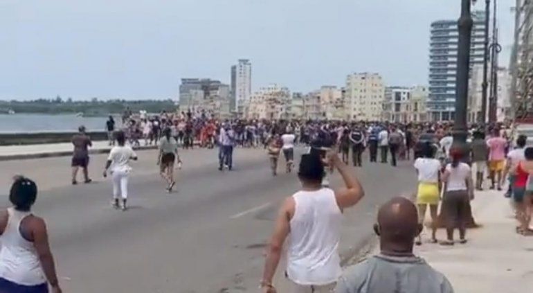 Miles de cubanos salen a las calles de La Habana