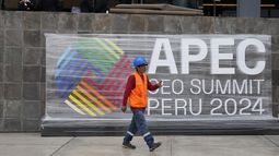 Un trabajador pasa junto a un cartel de la cumbre del foro Cooperación Económica Asia-Pacífico, APEC, en el exterior del Ministerio de Cultura, en Lima, Perú, el 12 de noviembre de 2024. (AP Foto/Fernando Vergara)