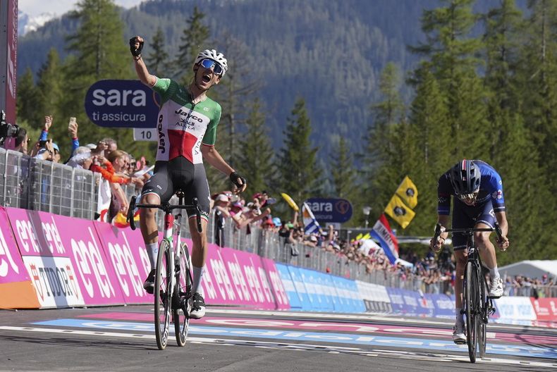 Filippo Zana celebra al ganar la 18va etapa del Giro de Italia, por delante de Thibault Pinot, el jueves 25 de mayo de 2023, en Val di Zoldo. (Gian Mattia DAlberto/LaPresse vía AP)
