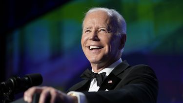 Biden bromea sobre sí mismo y Trump en cena corresponsales