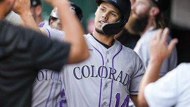 El campocorto venezolano de los Rockies de Colorado Ezequiel Tovar celebra tras anotar en la cuarta entrada ante los Nacionales de Washington el lunes 24 de julio del 2023. (AP Foto/Alex Brandon)