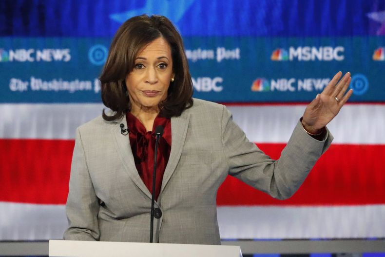 La senadora Kamala Harris, demócrata por California, habla durante un debate de las primarias presidenciales demócratas, el 20 de noviembre de 2019, en Atlanta. (Foto AP/John Bazemore)
