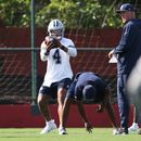 Dak Prescott (4), quarterback de los Cowboys de Dallas, trabaja en las instalaciones del equipo de fútbol Flamengo durante la práctica ligera del equipo de cara al juego de la NFL en Río de Janeiro contra los Ravens de Baltimore, el viernes 25 de septiembre de 2026, en Rio de Janeiro. (AP Foto/Lucas Figueiredo)