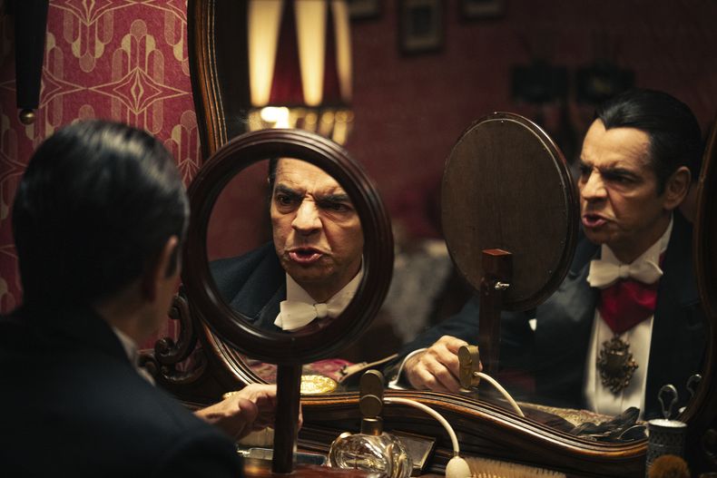 En esta imagen proporiocnada por ViX, Eugenio Derbez interpreta a Carlos Villarías en una escena de Y llegaron de noche. (Vix vía AP)