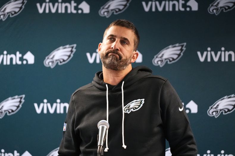El entrenador en jefe de los Eagles de Filadelfia, Nick Sirianni, responde a una pregunta durante una conferencia de prensa después de un partido de fútbol americano de la NFL contra los Bears de Chicago en Chicago, el lunes 28 de septiembre de 2026. (Foto AP/David Banks)