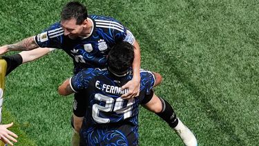 Enzo Fernández carga a Lionel Messi durante el festejo del gol de Lautaro Martínez ante Inglaterra en la semifinal mundialista disputada el miércoles 15 de julio de 2026 (AP Foto/Mike Stewart)