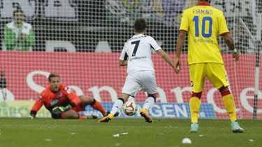 americateve | El delantero de Moenchengladbach Patrick Herrmann anota contra Hoffenheim en partido de la Bundesliga en Moenchengladbach el 2 de noviembre del 2014. Hermann anot&oacute; dos goles con que su equipo gan&oacute; 3-1. (AP Photo/Frank Augstein)