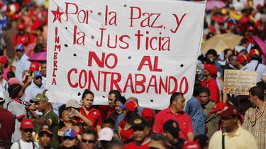 Venezolanos viajan en canoa para superar cierre fronterizo