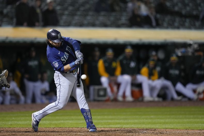 El jugador de los Marineros de Seattle Eugenio Suárez pega un jonrón de tres carreras contra los Atléticos de Oakland en el 10mo inning de su juego en Oakland, California, el miércoles 5 de mayo de 2023. (AP Foto/Godofredo A. Vásquez)