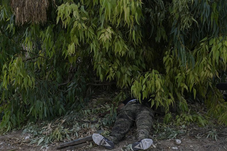 El cuerpo de un combatiente de Hamas yace en el kibbutz de Kfar Aza el martes 10 de octubre de 2023. Combatientes de Hamas incursionaron el sábado en el kibbutz, donde mataron y secuestraron a muchos israelíes. (AP Foto/Ohad Zwigenberg)