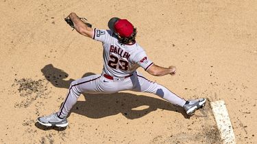 Zac Gallen de los Diamondbacks de Arizona lanza ante los Cerveceros de Milwaukee, el miércoles 21 de junio. (AP Foto/Morry Gash)