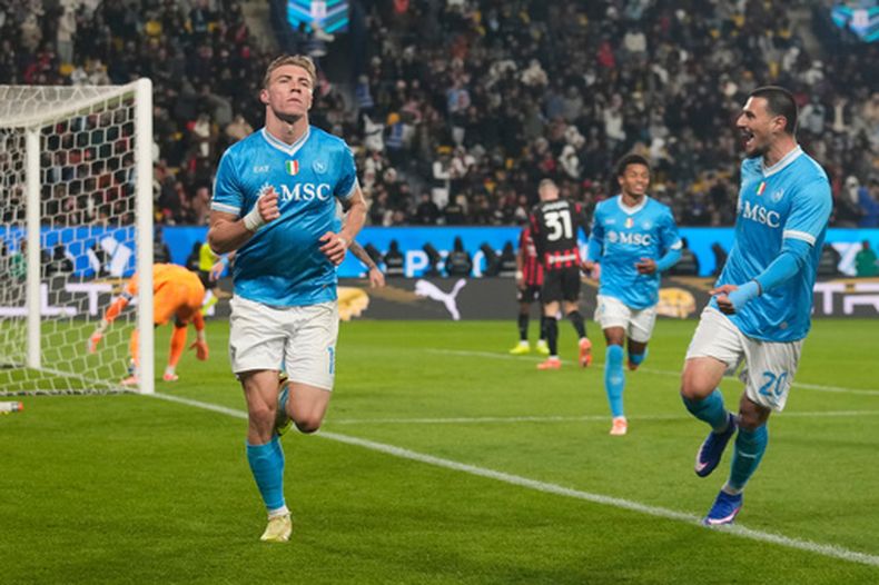 Rasmus Hojlund del Napoli celebra tras anotar en el encuentro ante la Super Copa de Italia ante el AC Milan en Riad, Arabia Saudí el jueves 18 de diciembre del 2025. (AP Foto/Altaf Qadri)