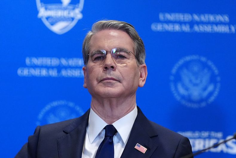 El secretario del Tesoro de Estados Unidos, Scott Bessent, asiste a una reunión con el presidente Donald Trump sobre la coalición multinacional de política y seguridad “Escudo de las Américas” al margen de la Asamblea General de las Naciones Unidas, el martes 22 de septiembre de 2026, en la sede de la ONU. (AP Foto/Julia Demaree Nikhinson)