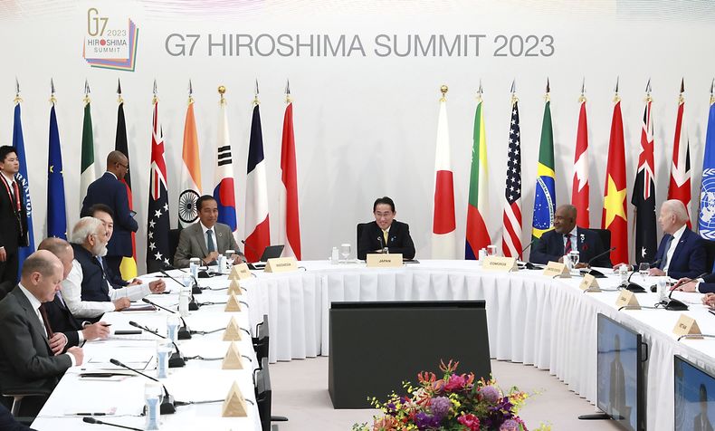 Políticos y delegados, incluyendo el presidente de Estados Unidos, Joe Biden (derecha); el primer ministro de Japón, Fumio Kishida (centro), o el presidente de Indonesia, Joko Widodo (centro, izquierda), durante una reunión del Grupo de los Siete en la cumbre de Hiroshima, Japón, el 20 de mayo de 2023. (Japan Pool vía AP)