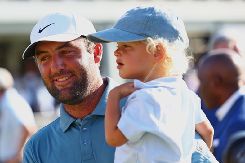 Scottie Scheffler con su hijo Bennett tras ganar el Campeonato de la PGA el domingo 30 de agosto del 2026. (AP Foto/Colin Hubbard)