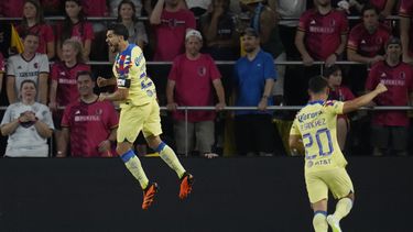 Henry Martín (izquierda), del América, festeja su gol con su compañero Richard Sánchez, en un encuentro ante el San Luis de la MLS, el jueves 27 de julio de 2023 (AP Foto/Jeff Roberson)