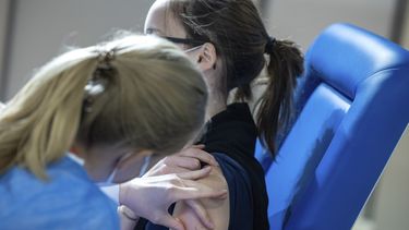 Aliados se molestan por acumulación de vacunas en EEUU