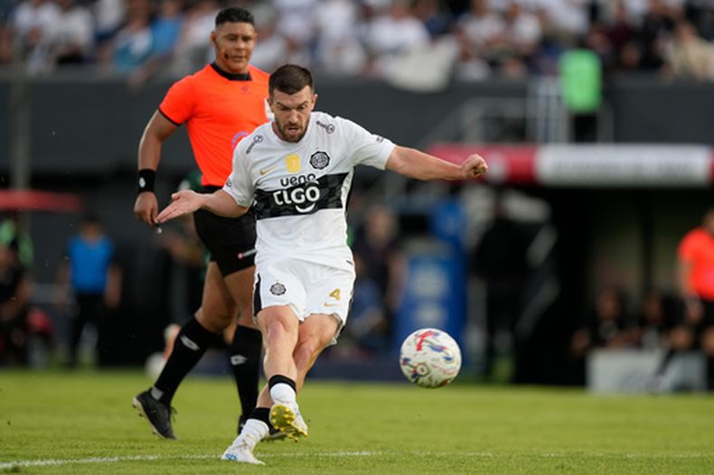 El jugador del Olimpia, el neozelandés Tim Payne, despeja o golpea el balón para anotar durante su debut con el club en un partido de la liga de fútbol paraguaya contra el Rubio Ñu en Asunción, Paraguay, el domingo 2 de agosto de 2026. (Foto AP/Jorge Saenz)