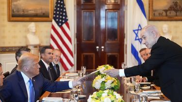 El primer ministro israelí Benjamin Netanyahu, derecha, le entrega al presidente Donald Trump una carpeta durante una reunión en el Salón Azul de la Casa Blanca, el lunes 7 de julio de 2025, en Washington. (AP Foto/Alex Brandon)